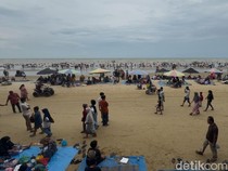 Wisatawan Pantai Karang Jahe Rembang Membeludak, Petugas Batasi Pengunjung