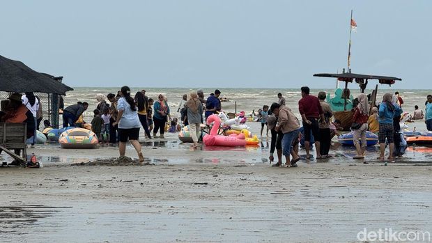 Suasana di Pantai Karang Jahe, Rembang, yang padat pengunjung, Rabu (1/1/2025).