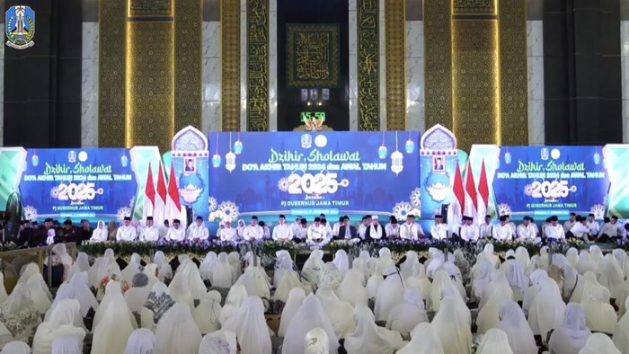 Suasana doa bersama tahun baru di Masjid Al Akbar Surabaya