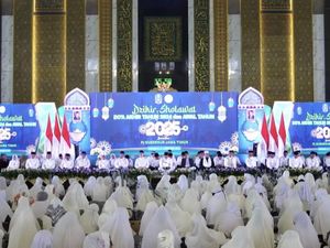 Khusyuknya Ribuan Jemaah Doa Bersama Saat Tahun Baru di Masjid Al Akbar