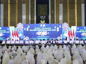 Khusyuknya Ribuan Jemaah Doa Bersama Saat Tahun Baru di Masjid Al Akbar