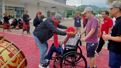 Suasana kedatangan 2.500 wisatawan mancanegara dari kapal pesiar Celebrity X Cruise di Pelabuhan Gili Mas, Lembar, Lombok Barat, NTB, Rabu (1/1/2025). (Dokumen BPPD NTB)