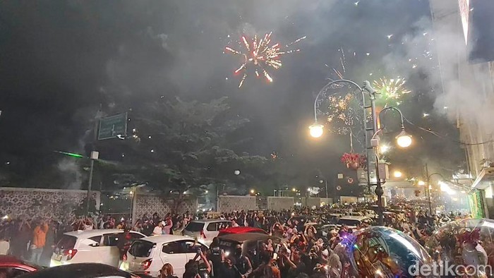 Suasana perayaan malam tahun baru di Kota Bandung