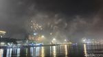 Potret Meriah Perayaan Tahun Baru 2025 di Pantai Losari Makassar