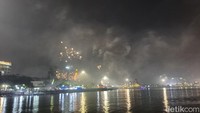 Tampak letupan kembang api di atas Masjid Terapung yang tidak jauh dari Anjungan Pantai Losari, Makassar. Yaslinda Utari Kasim/detikSulsel