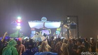 Pengunjung Pantai Losari, Makassar menikmati live music. Yaslinda Utari Kasim/detikSulsel