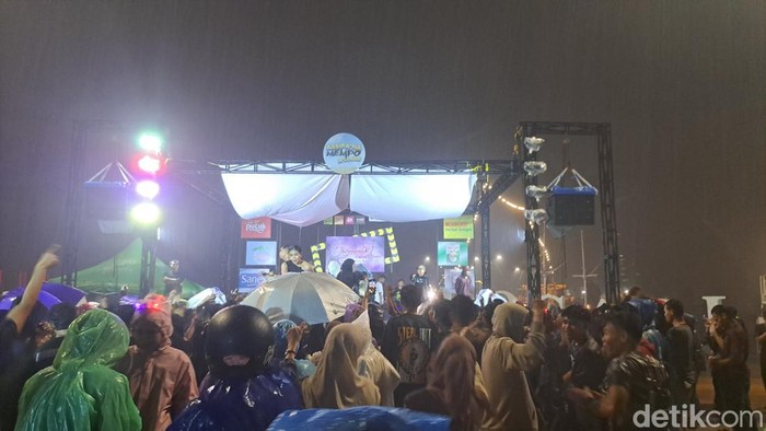 Suasana perayaan tahun baru 2025 di Pantai Losari, Makassar. Yaslinda Utari Kasim/detikSulsel