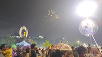 Suasana perayaan tahun baru 2025 di Pantai Losari, Makassar. Tampak pengunjung menikmati letupan kembang api. Yaslinda Utari Kasim/detikSulsel