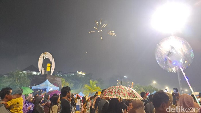 Suasana perayaan tahun baru 2025 di Pantai Losari, Makassar. Yaslinda Utari Kasim/detikSulsel