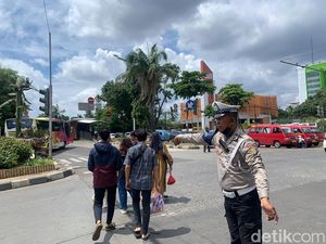 Cerita Warga Pilih Turun Angkot Lanjut Jalan Kaki 2 Km ke Ragunan Imbas Macet