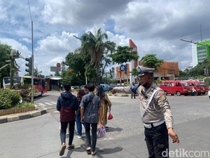 Cerita Warga Pilih Turun Angkot Lanjut Jalan Kaki 2 Km ke Ragunan Imbas Macet
