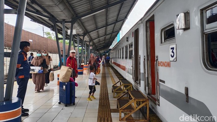 Suasana stasiun kereta api Kertapati di Palembang.