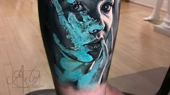 Dengan berjalannya waktu, kemampuannya semakin meningkat. Ia pun kini menjadi seniman tato surealis top di dunia. Foto: Instagram/arlotattoos  