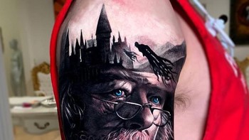 Bahkan dirinya memiliki toko tato bernama Elysium Studios, yang berlokasi di Grand Junction, Colorado, AS. Foto: Instagram/arlotattoos  