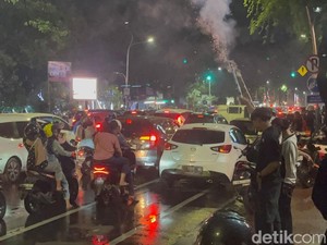 Rinai Hujan Sambut Datangnya 2025 di Surabaya