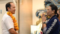 Penyambutan tersebut dilakukan untuk memberikan pengalaman menarik bagi para wisatawan yang tiba di Bali pada awal 2025.  