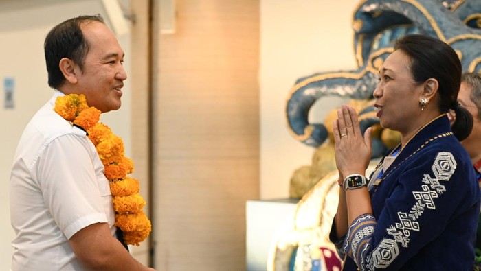 Plt. Deputi Pemasaran Kementerian Pariwisata Ni Made Ayu Marthini (kanan) menyambut kru pesawat yang mengangkut wisatawan ke Bali di Terminal Internasional Bandara Internasional I Gusti Ngurah Rai, Badung, Bali, Rabu (1/1/2025). Penyambutan dengan pengalungan bunga dan penampilan tarian Bali tersebut dilakukan untuk memberikan pengalaman menarik bagi para wisatawan yang tiba di Bali pada awal tahun 2025. ANTARA FOTO/Fikri Yusuf/YU