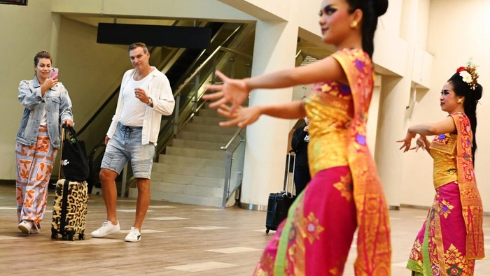 Tarian dan Kalungan Bunga Sambut Wisatawan di Awal 2025 Plt. Deputi Pemasaran Kementerian Pariwisata Ni Made Ayu Marthini (kanan) menyambut kru pesawat yang mengangkut wisatawan ke Bali di Terminal Internasional Bandara Internasional I Gusti Ngurah Rai, Badung, Bali, Rabu (1/1/2025). Penyambutan dengan pengalungan bunga dan penampilan tarian Bali tersebut dilakukan untuk memberikan pengalaman menarik bagi para wisatawan yang tiba di Bali pada awal tahun 2025. ANTARA FOTO/Fikri Yusuf/YU