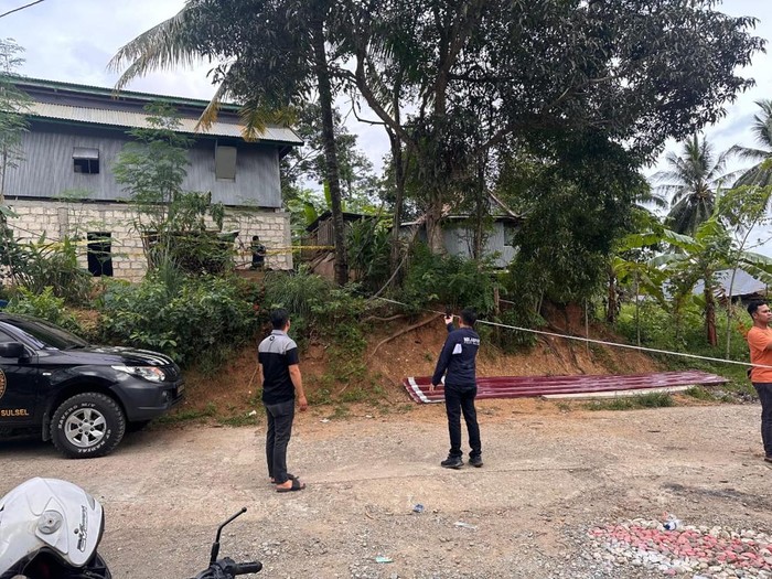 Tim Labfor Polda Sulawesi Selatan (Sulsel) melakukan olah tempat kejadian perkara (TKP) pengacara asal Kota Makassar, Rudi S Gani (49) tewas ditembak orang tidak dikenal (OTK) di Kabupaten Bone.