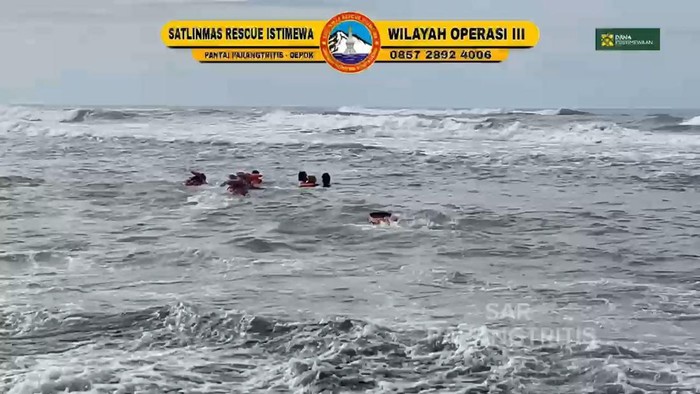 Tim SAR mengevakuasi tiga orang wisatawan asal Kediri yang terseret ombak di Pantai Parangtritis, Bantul, Rabu (1/1/2025).