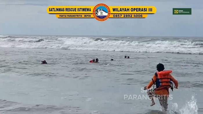 Tim SAR saat menyelamatkan tiga wisatawan asal Kediri, Jawa Timur yang terseret ombak di Pantai Parangtritis, Bantul, Rabu (1/1/2025).