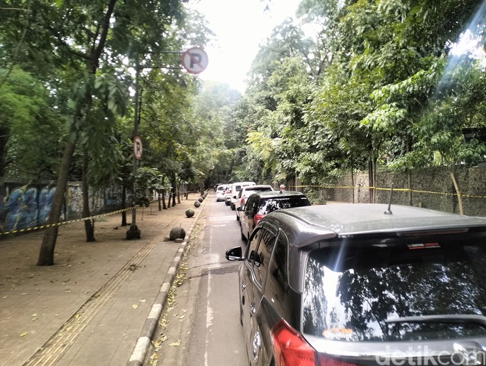 Trotoar Jalan Tamansari bersih parkir kendaraan