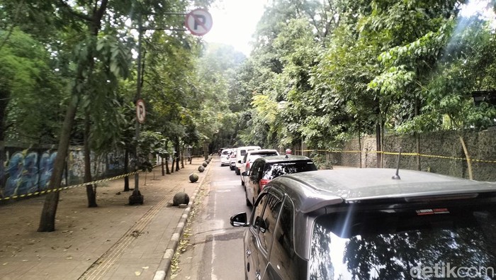 Trotoar Jalan Tamansari bersih parkir kendaraan