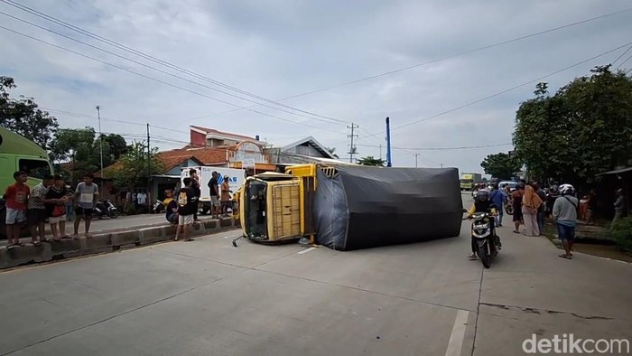 Truk terguling usai kecelakaan karambol di Pantura Pemalang, Rabu (1/1/2025).