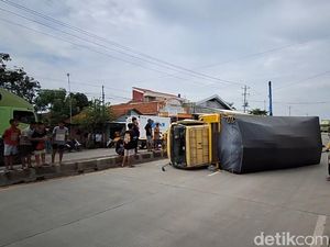 Video: Detik-detik Kecelakaan di Pemalang, Truk Terguling-Xenia Ringsek