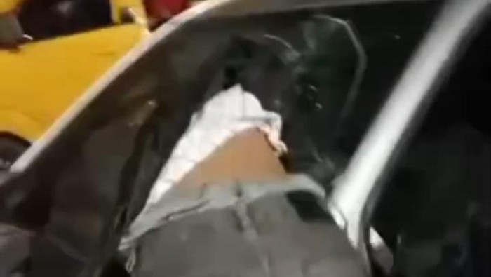 Tubuh pemotor nyangkut di kaca mobil usai tabrakan di Puncak