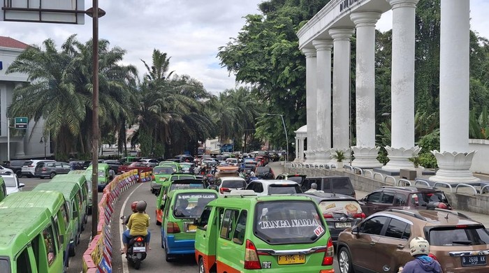 Volume kendaraan yang mengarah ke kawasan pusat Kota Bogor mengalami peningkatan sore ini.