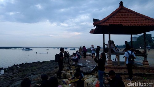 Warga antusias menyambut matahari pertama tahun 2025 di Pantai Matahari Terbit, Sanur, Denpasar Selatan, Rabu (1/1/2025). (I Dewa Made Krisna Pradipta)