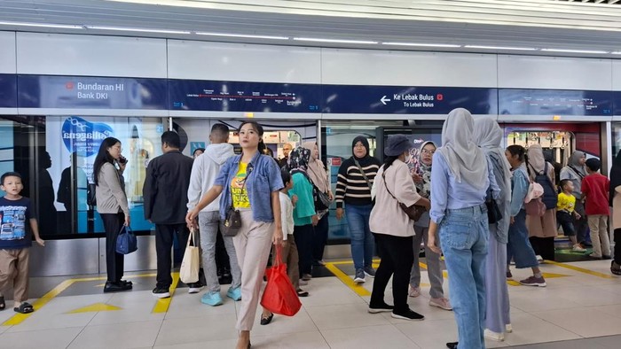 Warga naik MRT Rp 1 di momen tahun baru (Belia/detikcom)