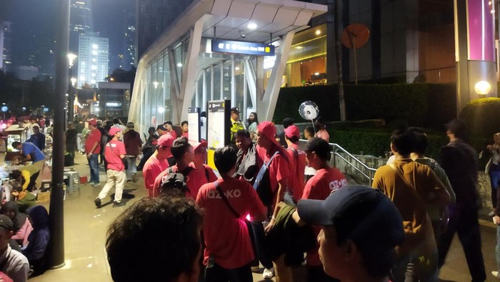 Warga padati Stasiun MRT Dukuh Atas usai merayakan tahun baru 2025 di Bundaran HI