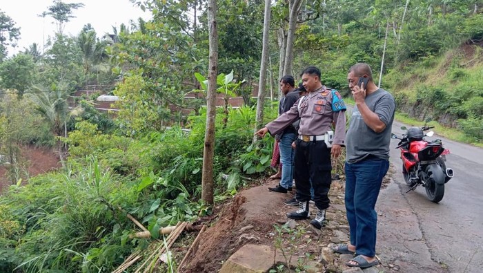 warga tewas masuk jurang saat berteduh di bekas warung