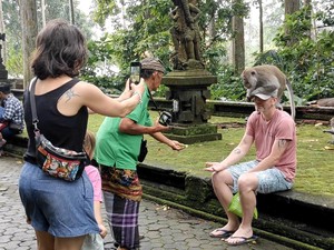 Wisatawan Ramaikan Sangeh Monkey Forest Saat Tahun Baru