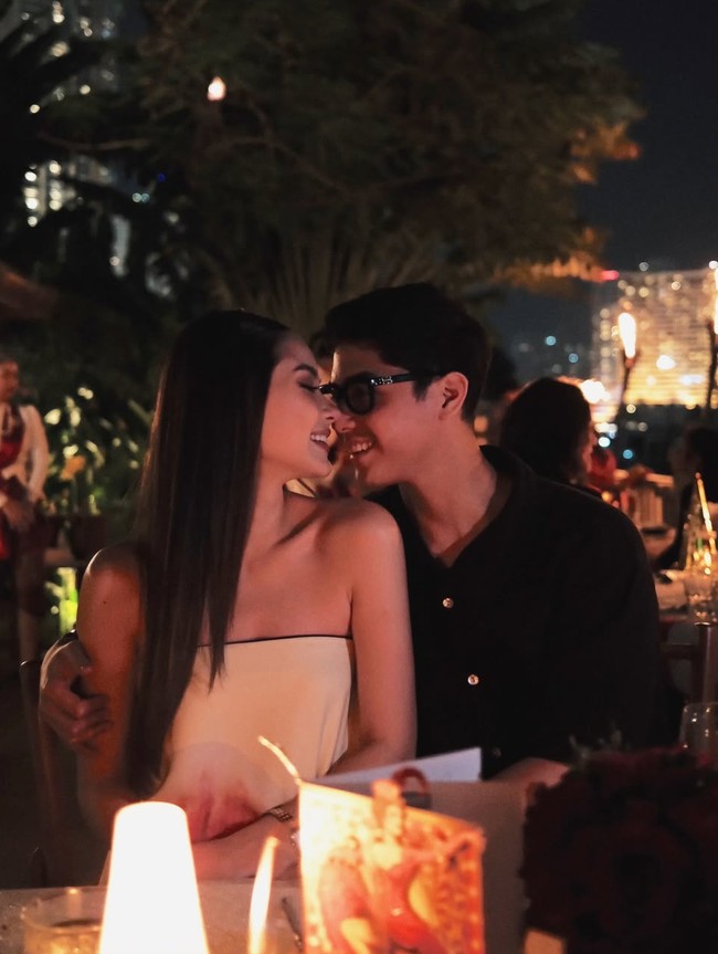 Dari foto yang dibagikan terlihat jika pasangan yang dikabarkan akan segera menikah itu memilih dinner romantis sambil menunggu pergantian tahun. Happy new year everyone! 2025 we’re ready for you! tulis keterangan unggahan tersebut. Foto: Instagram/@alghazali7