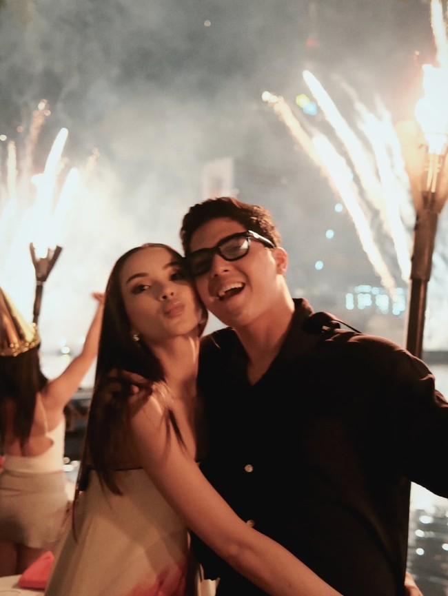 Alyssa tampil cantik mengenakan dress strapless berwarna putih. Sementara Al Ghazali memilih mengenakan kemeja berwarna hitam. Foto: Instagram/@alghazali7