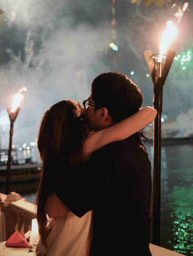 Alyssa dan Al juga memamerkan pose mesra mereka. Dalam foto terlihat Al yang memeluk dan mengecup pipi wanita yang sudah dilamarnya tersebut. Foto: Instagram/@alghazali7