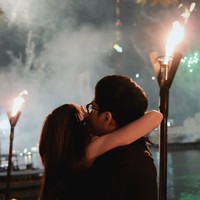 Alyssa dan Al juga memamerkan pose mesra mereka. Dalam foto terlihat Al yang memeluk dan mengecup pipi wanita yang sudah dilamarnya tersebut. Foto: Instagram/@alghazali7