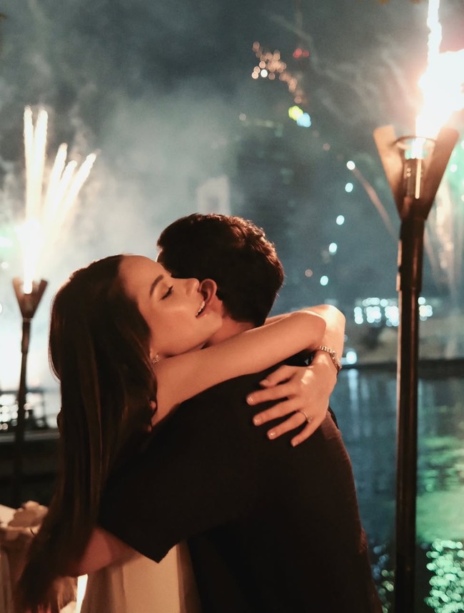 Dikabarkan akan menikah tahun ini, Al sendiri diketahui sudah melamar Alyssa. Momen romantis lamaran tersebut berlangsung saat keduanya berada di danau Como, Italia. Foto: Instagram/@alghazali7