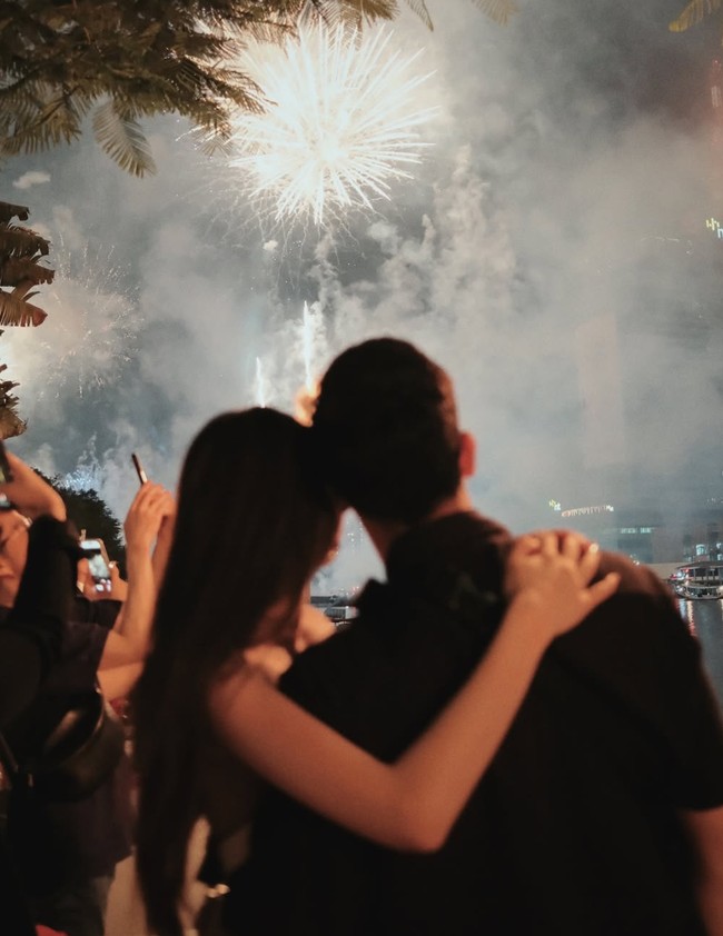 Melalui akun Instagram pribadinya Al Ghazali dan Alyssa Daguise membagikan momen perayaan tahun baru 2025 mereka. Rayakan bersama, keduanya memilih Bangkok, Thailand untuk menikmati pesta kembang api menyambut tahun 2025. Foto: Instagram/@alghazali7