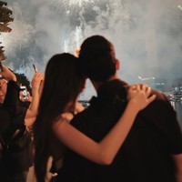Melalui akun Instagram pribadinya Al Ghazali dan Alyssa Daguise membagikan momen perayaan tahun baru 2025 mereka. Rayakan bersama, keduanya memilih Bangkok, Thailand untuk menikmati pesta kembang api menyambut tahun 2025. Foto: Instagram/@alghazali7