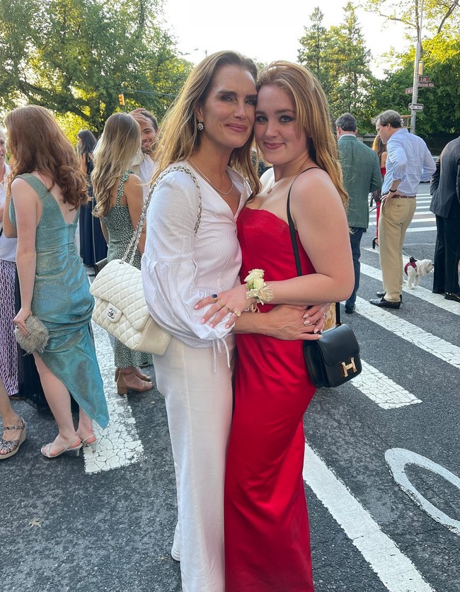 Rowan Rechy, putri aktris dan model Brooke Shields, memakai gaun milik ibunya untuk pergi ke prom pada 2021. Rowan tampil cantik dengan gaun H-line merah terang. Foto: Instagram