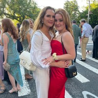 Rowan Rechy, putri aktris dan model Brooke Shields, memakai gaun milik ibunya untuk pergi ke prom pada 2021. Rowan tampil cantik dengan gaun H-line merah terang. Foto: Instagram