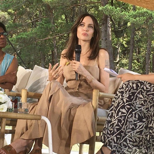 Beberapa bulan sebelumnya, Angelina Jolie juga memakai gaun tersebut ketika tampil sebagai pembicara di program Women for Bees yang diadakan UNESCO. Gaun tersebut rancangan desainer Gabriela Hearst. Foto: Instagram