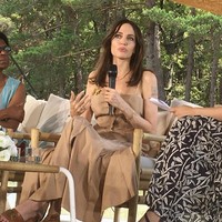 Beberapa bulan sebelumnya, Angelina Jolie juga memakai gaun tersebut ketika tampil sebagai pembicara di program Women for Bees yang diadakan UNESCO. Gaun tersebut rancangan desainer Gabriela Hearst. Foto: Instagram