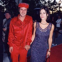 Gaun dengan detail lace dan bordir bunga itu sudah berusia lebih dari 20 tahun. Courtneye Cox memakainya saat pemutaran perdana film ‘Snake Eyes’ pada 1998. Foto: Getty Images