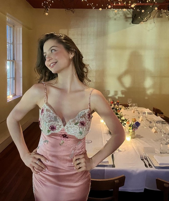 Carys Zeta Douglas, putri pasangan aktris Catherine Zeta-Jones dan aktor Michael Douglas, merayakan ulang tahunnya yang ke-21 pada 2022 dengan gaun pink satin beraksen lace. Foto: Instagram