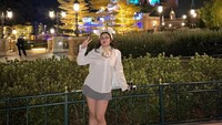 Andrea juga pernah ke Disneyland Hongkong